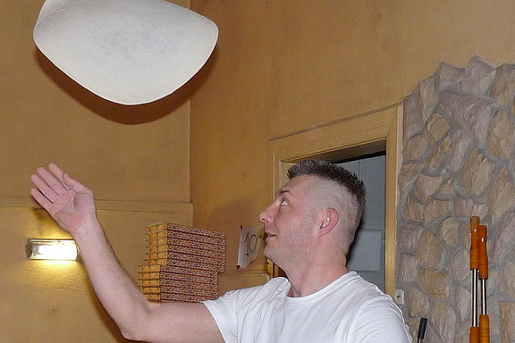 Pizzaiolo im Restaurant Mühle in Oberschan